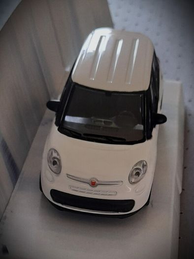 Diecast Model Fiat 500 L MPV 2012 White - Collectable Motorama 1:43