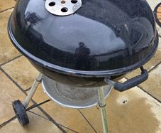 Weber 57cm Compact Kettle charcoal barbecu