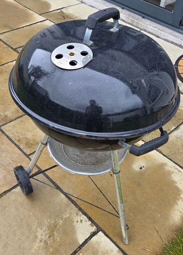 Weber 57cm Compact Kettle charcoal barbecu