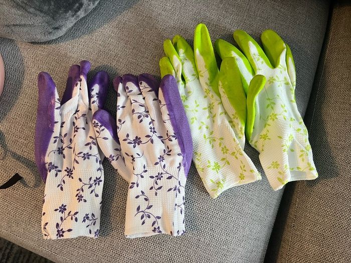 2 pair gardening gloves new