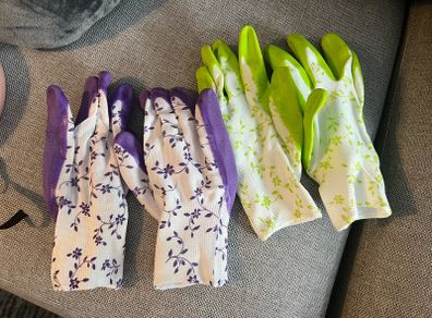 2 pair gardening gloves new