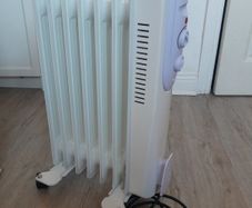 Oil filled electric radiator heater on castors 1500W like new