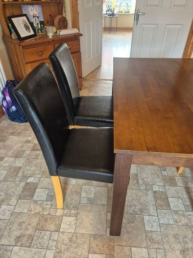 table and 4 leather chairs in great condition