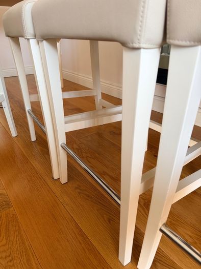 LIKE NEW Bar / Breakfast Table and Chairs