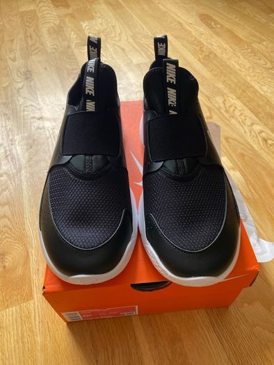 Nike Flex Runner 3 - Size 6