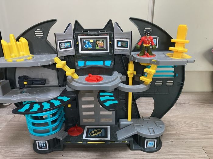 Batcave toy with Robin figure!