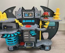 Batcave toy with Robin figure!