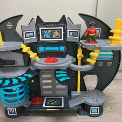 Batcave toy with Robin figure!