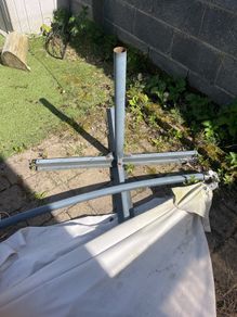 Free cantilever umbrella stand