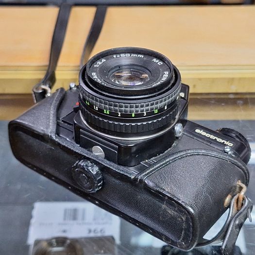 Praktica B100 electronic Pentacon 50mm f/2.4 MC SLR 35mm Film Camera
