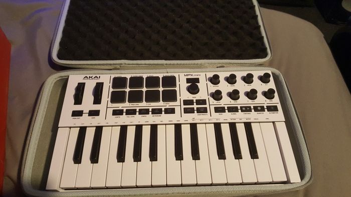 Akai MPK mini mk4 - White with hard case