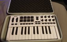 Akai MPK mini mk4 - White with hard case