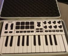 Akai MPK mini mk4 - White with hard case