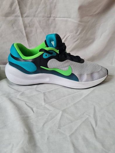 2024 nike revolution size 5.5 eu 38.5 grey/green in excellent condition