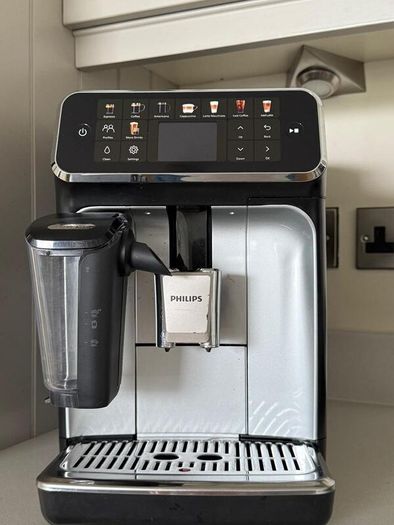 Philips Series 5500 LatteGo Fully Automatic Coffee Machine (EP5546/70) - Mint Condition