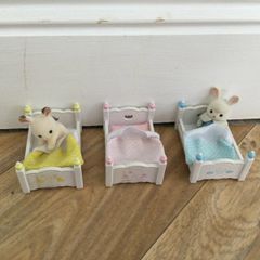 Sylvanian Families 3 bunk beds with 2 rabbit children
