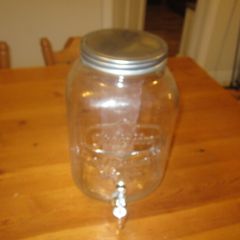 Glassware drinks dispenser