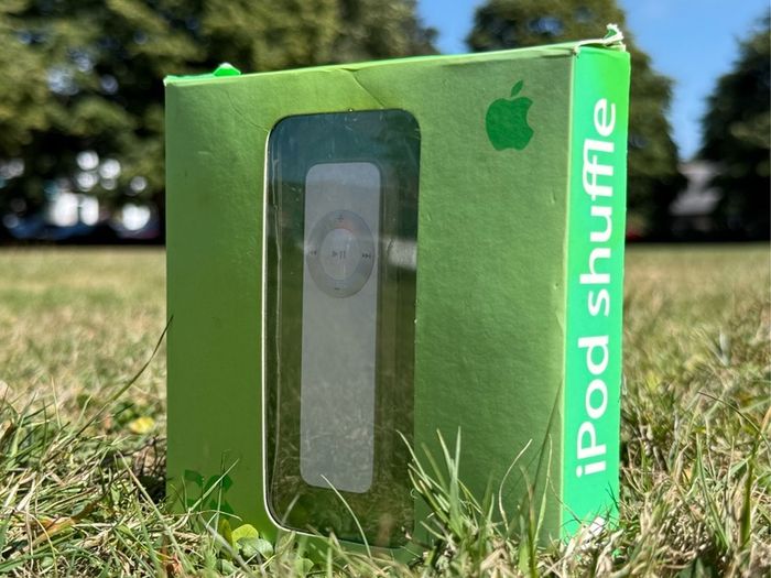 Apple iPod Shuffle 1st Gen 1GB - NEW Complete in Box (NOS Collector)