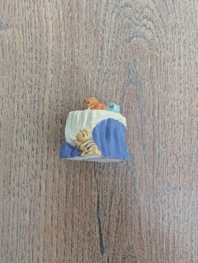 5 miniatures for collectors or dollhouses