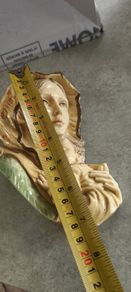 Vtg Virgin Mary Madonna Child Baby Jesus Wall Hanging Resin Religious Plaque 7 inches.