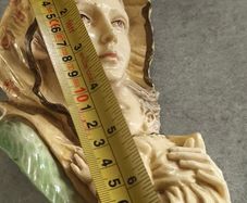 Vtg Virgin Mary Madonna Child Baby Jesus Wall Hanging Resin Religious Plaque 7 inches.