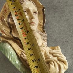 Vtg Virgin Mary Madonna Child Baby Jesus Wall Hanging Resin Religious Plaque 7 inches.