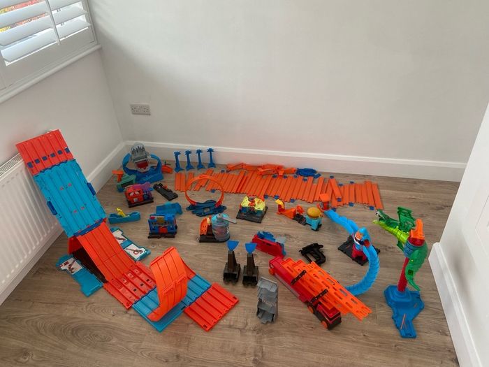 Large Hot Wheels Bundle. Tracks, Playsets & Accessories