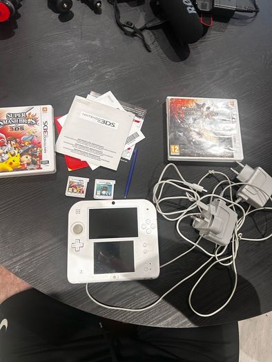 Nintendo 2DS Bundle + Smash Bros + Monster Hunter Generations + 2 Chargers