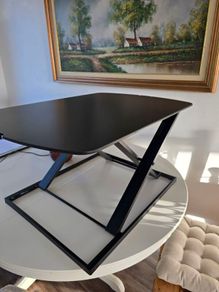 Adjustable standing desk