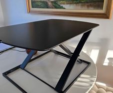 Adjustable standing desk