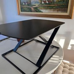 Adjustable standing desk