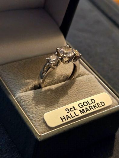 9ct White Gold Ring