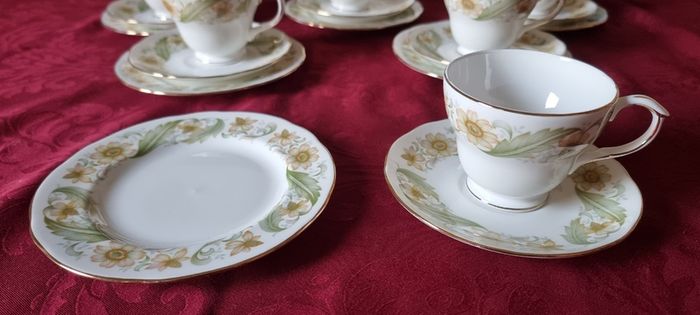 20 Piece Duchess Greensleeves Pattern Bone China Gold Gilt Tea Set For 6 Person Setting Made in England