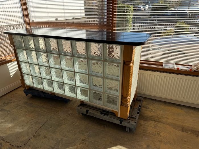 Kitchen island / bar