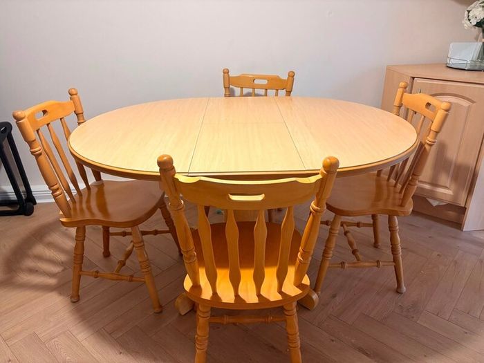 Extendable Dining Table & 4 Matching Chairs