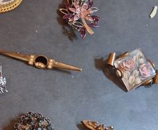 broches