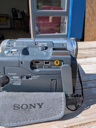 Sony DCR-TRV33 MiniDV digital camcorder with Carl Zeiss Vario-Sonnar lens
