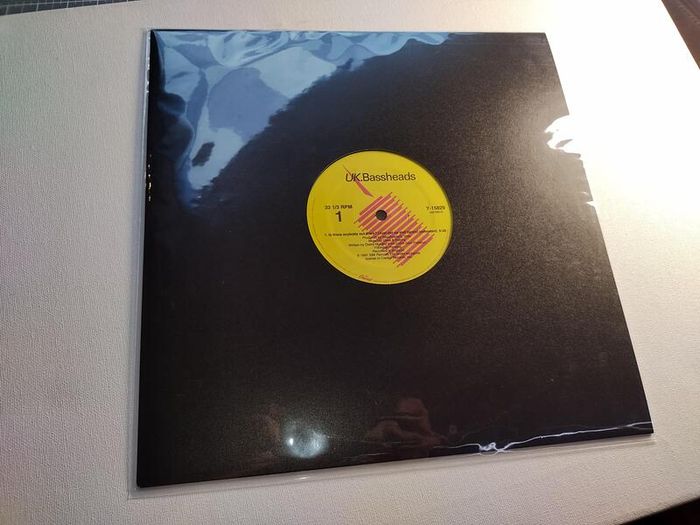 Bassheads - Is There Anybody Out There? - Deconstruction Records - BANGIN 90s Piano ACID Vocal HOUSE BANGER!
