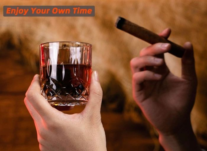 Whiskey Stones and Glasses Gift Set for Men 8 Whisky Scotch Bourbon Chilling Stones, 2 Whiskey Glasses in Wooden Box  Father's Day/Christmas/Birthday Gift/Present for Father Dad Boyfriend (FREE POSTAGE)