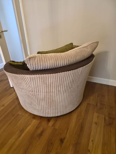 Love swivel chair