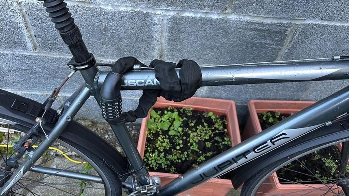 Jupiter Tuscan hybrid bike with lock