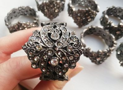 Set of 8 x matching metal / gem napkin rings