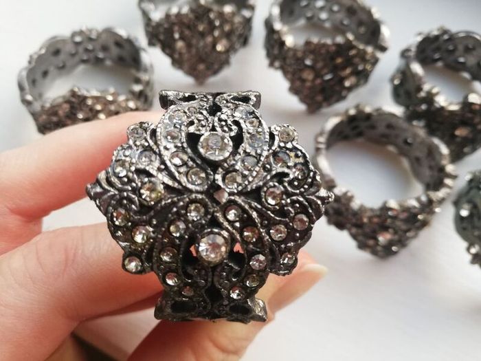 Set of 8 x matching metal / gem napkin rings