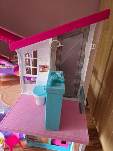 Barbie house and car