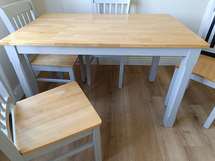 table with chairs