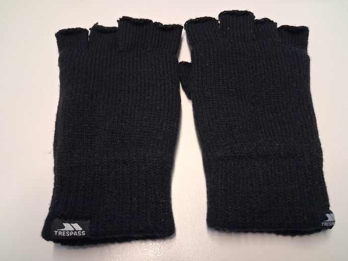 Mens Trespass fingerless gloves - as new without tags