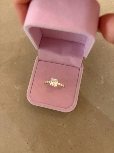 2ct Diamond cushion ring, 14kt gold