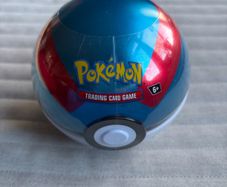 Pokemon poke ball tin