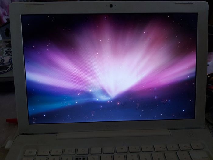 Another vinyage Apple MacBook, has an account, no Battery or charger, no 4 key missing, in very good condition otherwise
