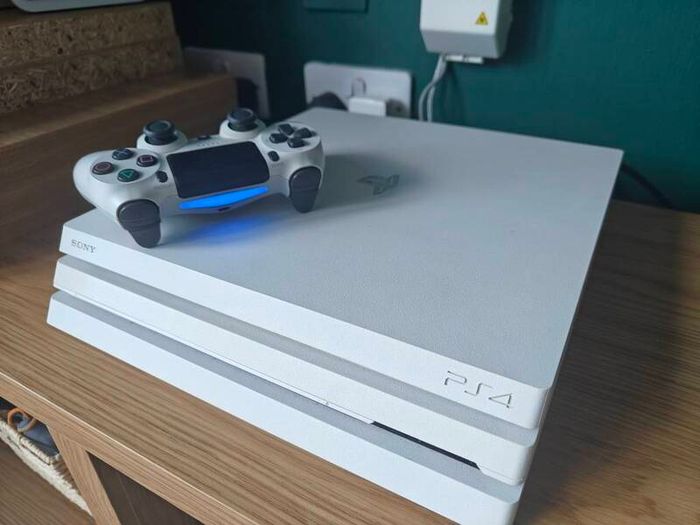 PS4 Pro 1TB White